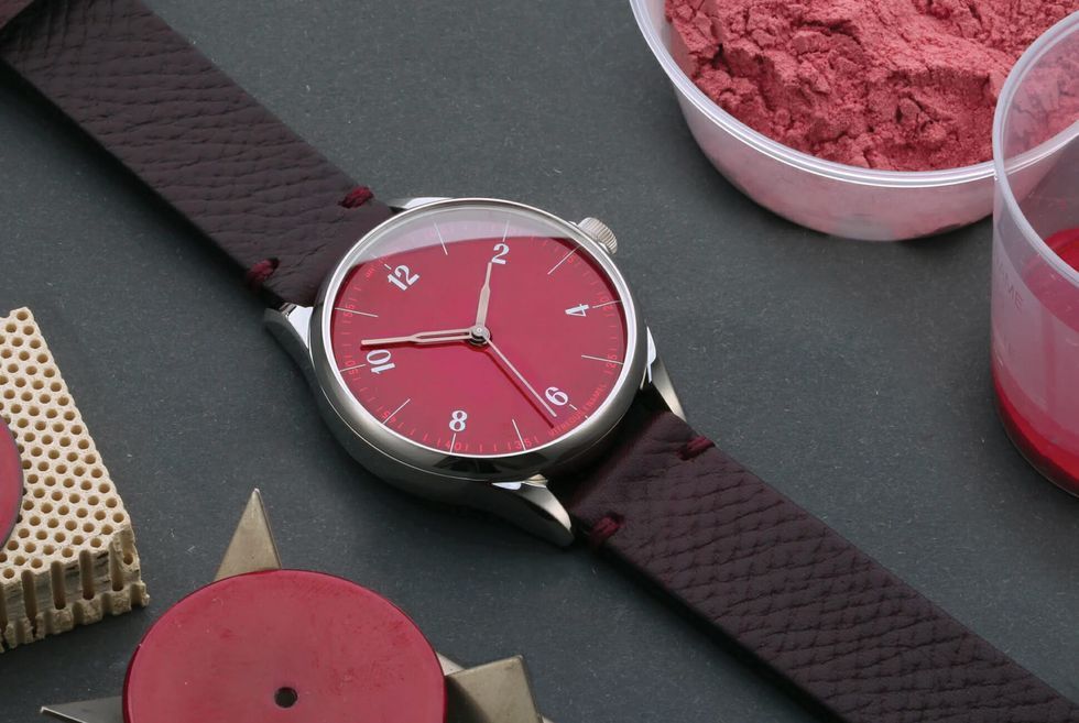montre cadran rouge