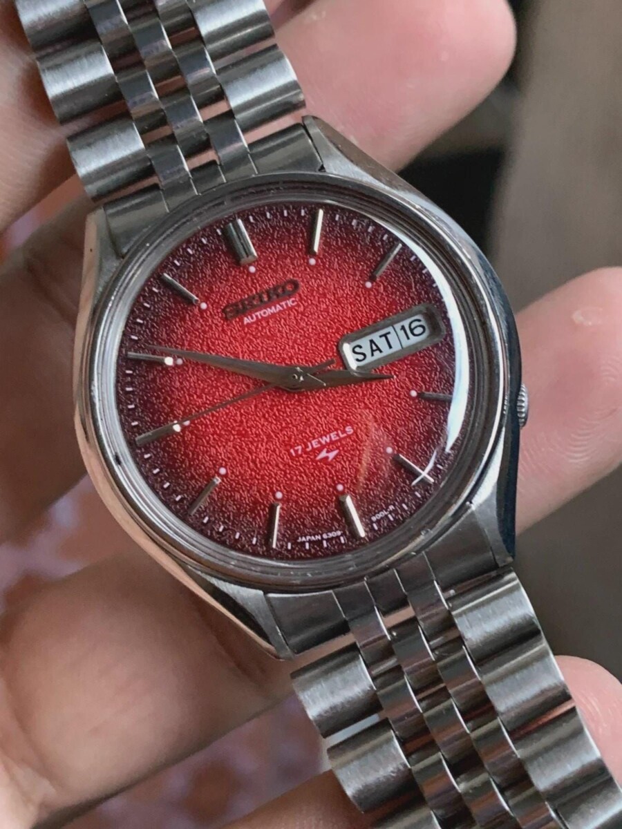 montre cadran rouge
