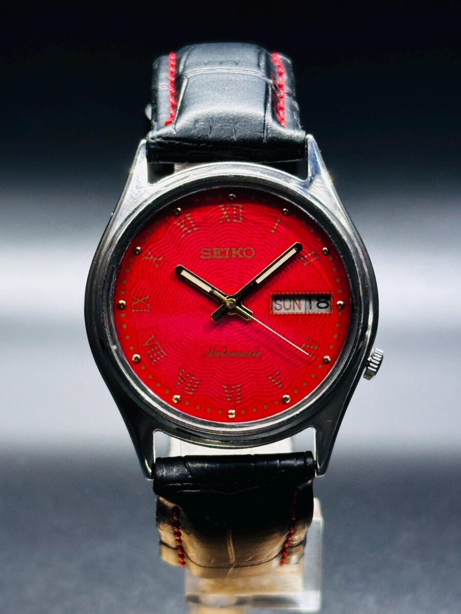montre cadran rouge