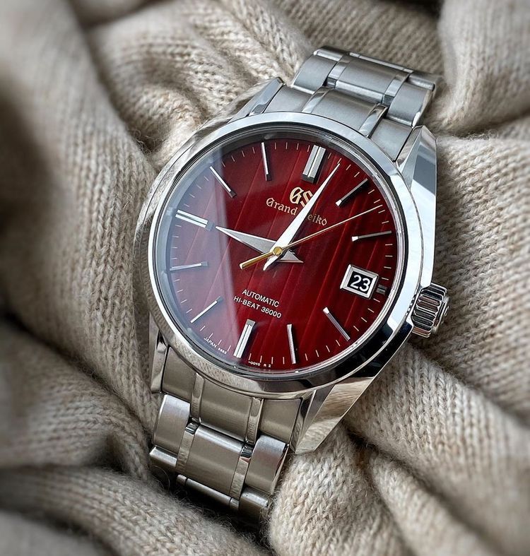 montre cadran rouge